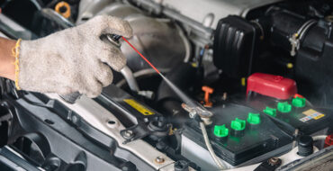 routine car battery maintenance - entretien régulier de la batterie de voiture