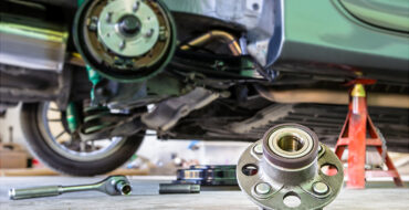 Picture of How to Check a Wheel Bearing and Ball Joint Inspection des roulements de roue et des joints à rotule